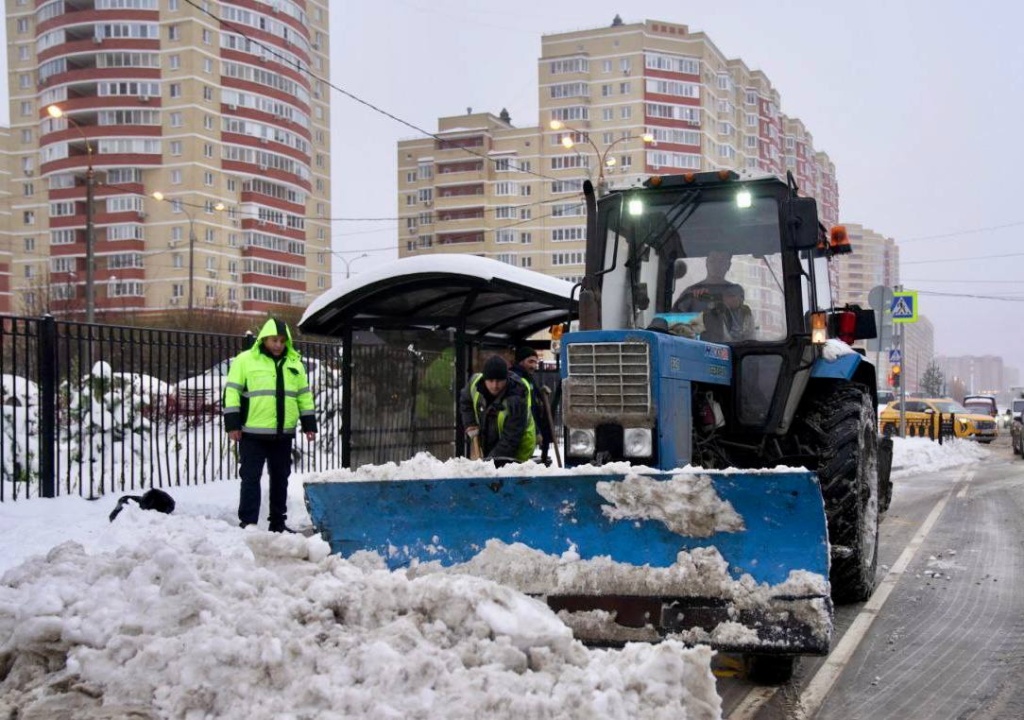 Коммунальные службы Домодедово продолжают борьбу со снегопадом