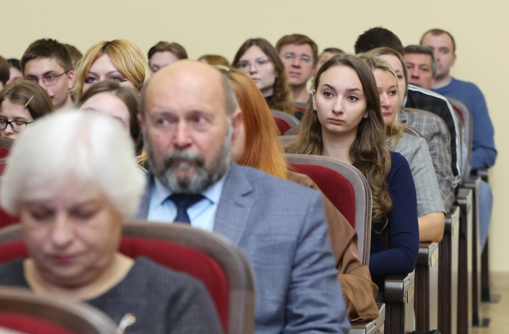 Мэр Воронежа Сергей Петрин вручил ректору ВГПУ памятный знак «Воронеж — город воинской славы» в День учителя и в день 95-летия вуза