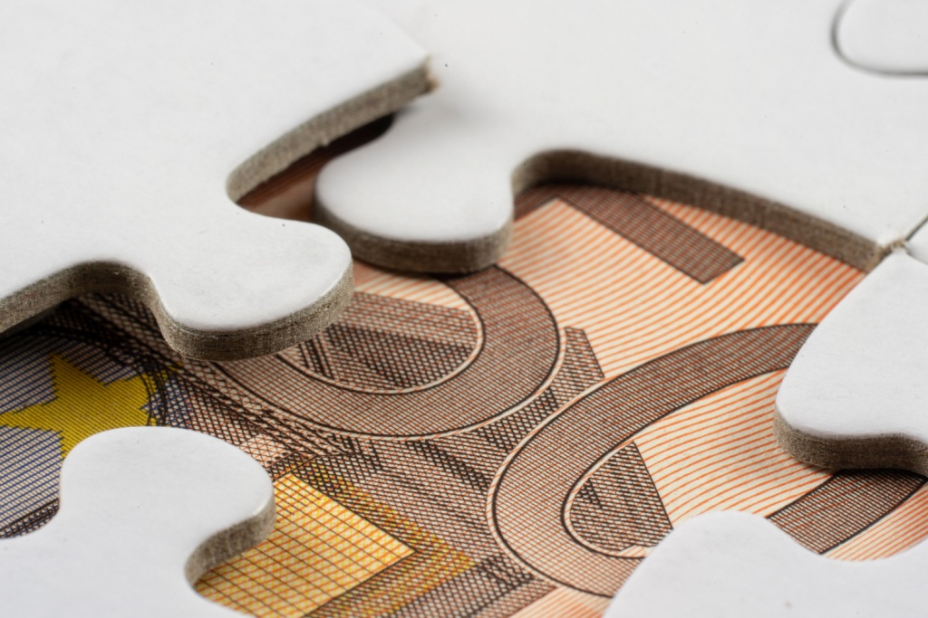 Доллар и евро на Мосбирже опустились до 90 и 98 рублей