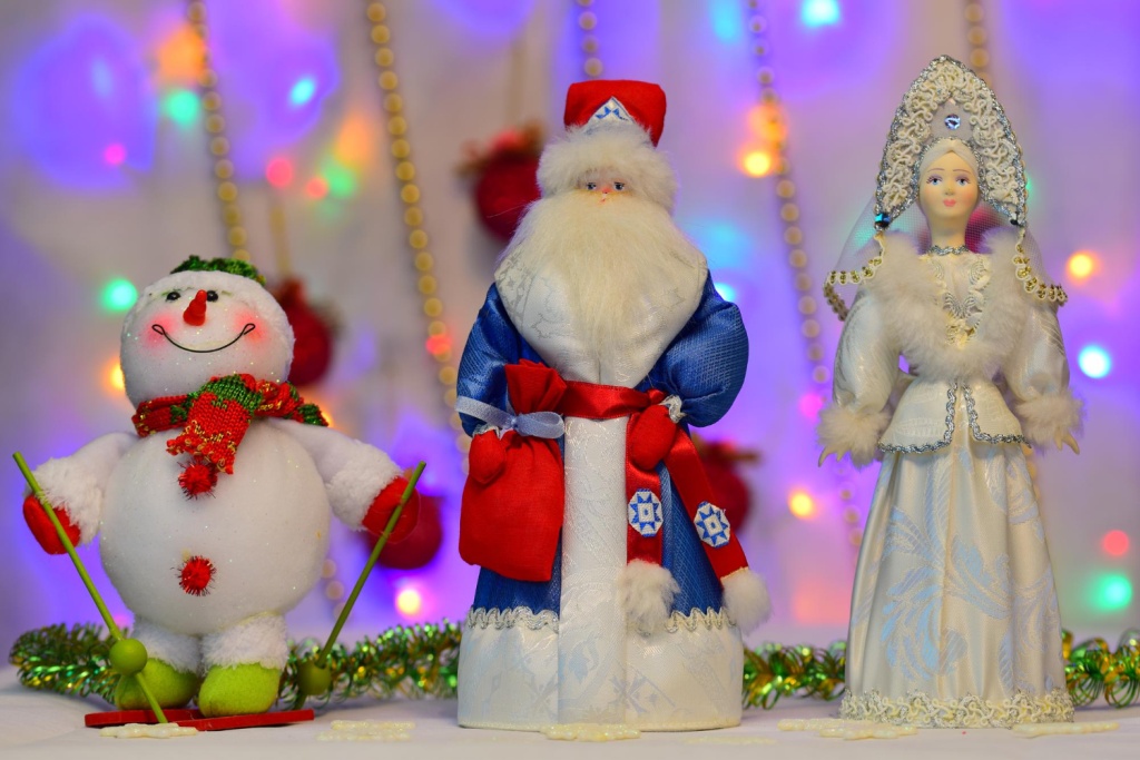 Снегурочки и снеговики в тренде: что покупают к новогодним утренникам