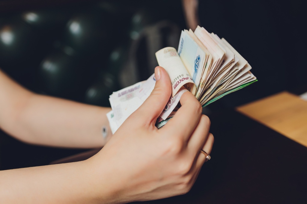 Средний класс в России больше тратит, чем зарабатывает