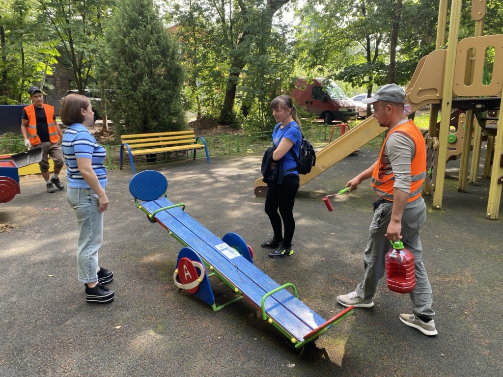 В подмосковном Пушкино по просьбе жителей отремонтировали детскую площадку