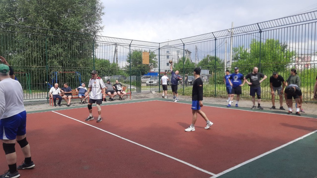 При поддержке депутата горсовета Новосибирска Александра Савельева прошёл турнир по волейболу