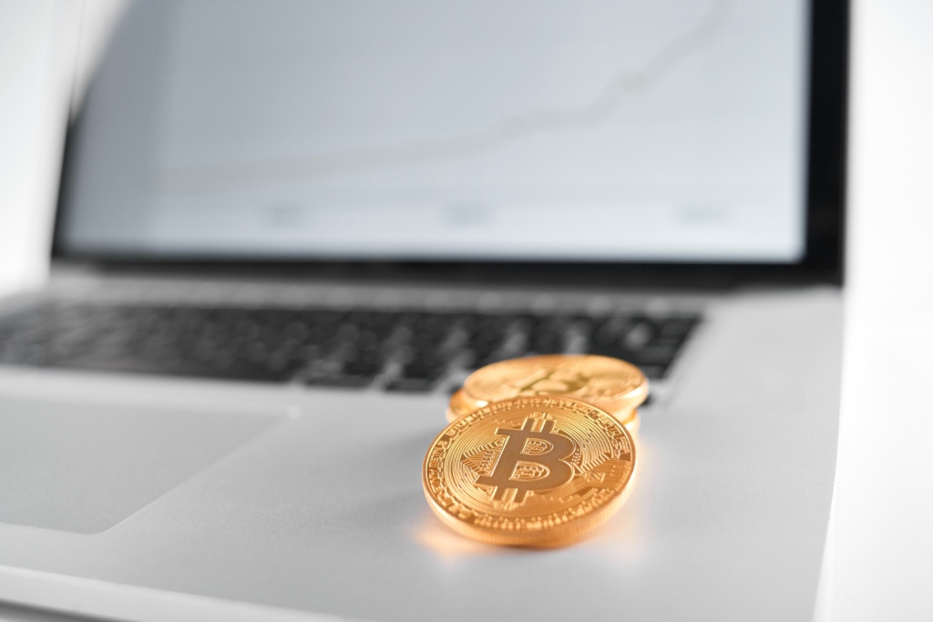 Курс биткоина приблизился к 65 тысячам долларов за монету