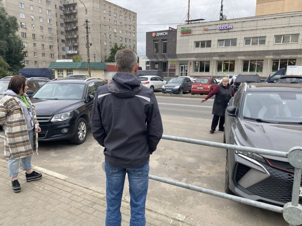 Уполномоченный главы Пушкинского Нина Ушакова проверила, как были проведены работы по улучшению подхода к школе в Ивантеевке