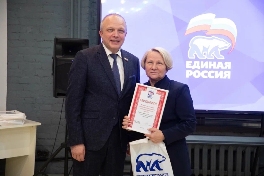 Председатель Законодательного Собрания Вологодской области Роман Заварин вручил благодарности и награды волонтёрам региона за самоотверженную работу Председатель Законодательного Собрания Вологодской области Роман Заварин вручил благодарности и награды волонтёрам региона за самоотверженную работу