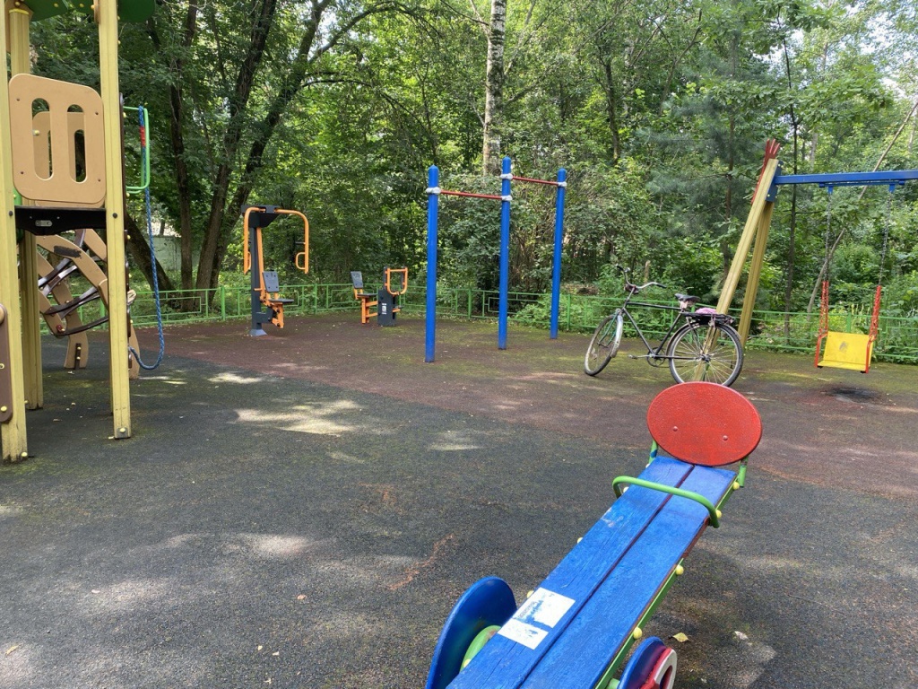 В подмосковном Пушкино по просьбе жителей отремонтировали детскую площадку