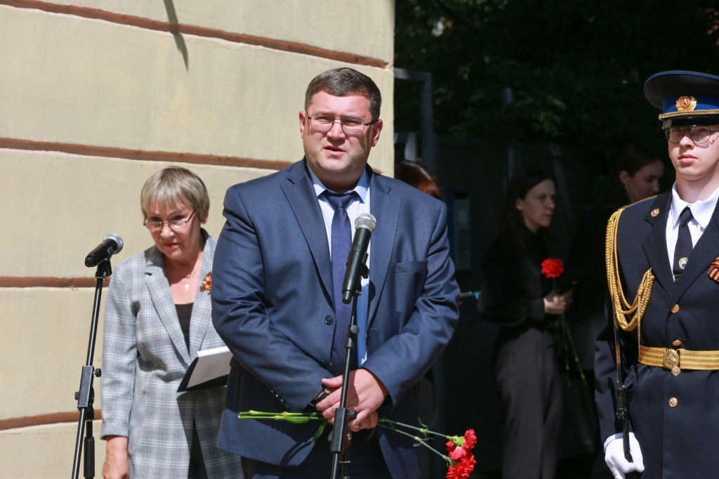 В Воронеже представители администрации, ветераны и школьники возложили цветы к памятнику «Детям войны и военного времени»