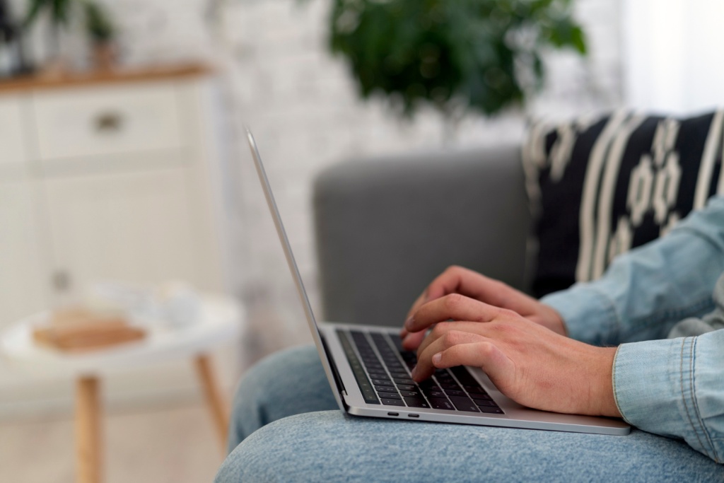 ФНС: самозанятые РФ за год заработали 1,4 триллиона рублей 