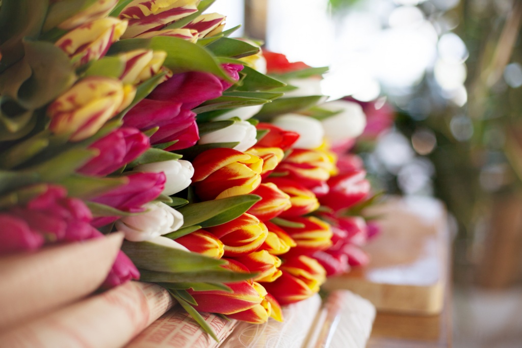 Жители России стали массово скупать цветы в алкомаркетах