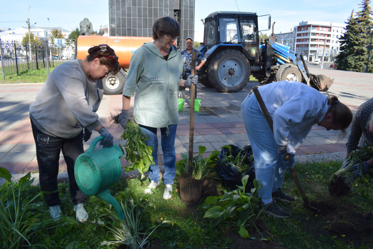 Ивановские ТОС активно включились во Всероссийский экологический проект «Зелёная Россия»: посадки кустарников и цветов на площади Революции