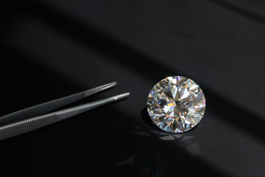 «Альфа-банк» и «Алроса» запустили ЦФА на особые бриллианты 