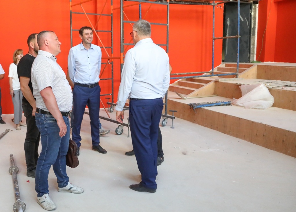 Сергей Петрин проинспектировал ход реконструкции школы №45 и капремонта школы №90 и дал ряд поручений