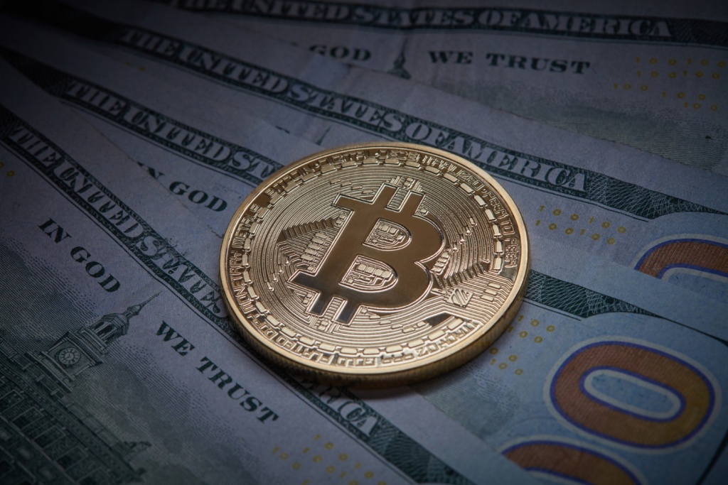 Биткоин колеблется на фоне геополитической напряжённости