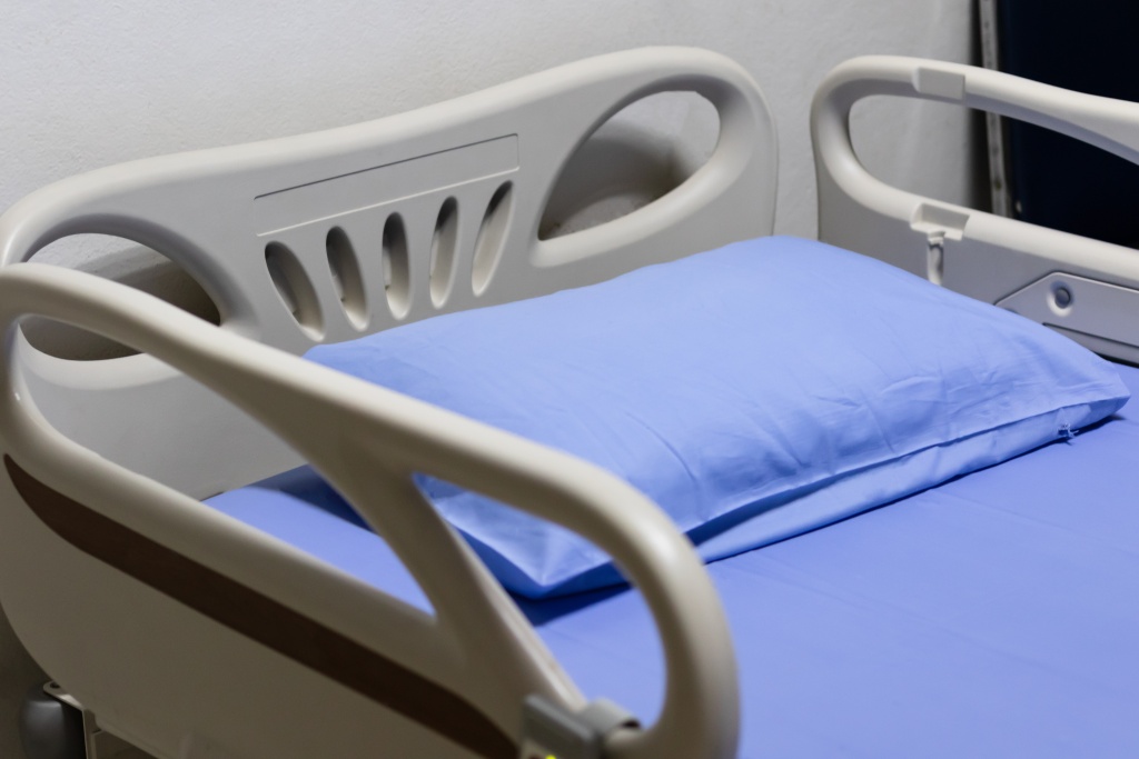 Городская больница № 4 Воронежа передала семье специальную кровать для ухода за больным в домашних условиях