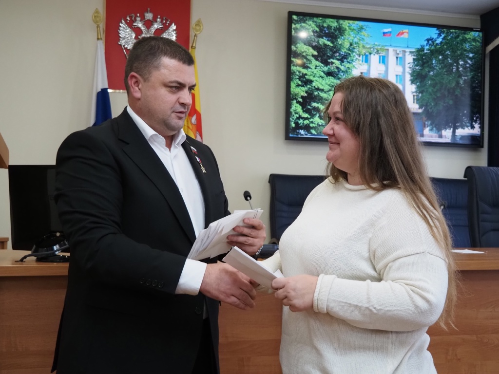 Депутаты городской Думы подарили воронежским семьям ветеранов и участников СВО билеты в театр Депутаты городской Думы подарили воронежским семьям ветеранов и участников СВО билеты в театр