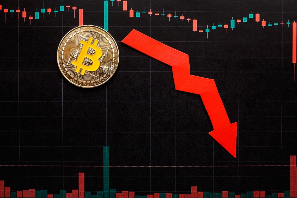 Рекордное падение биткоина: минус 50% за 4 месяца